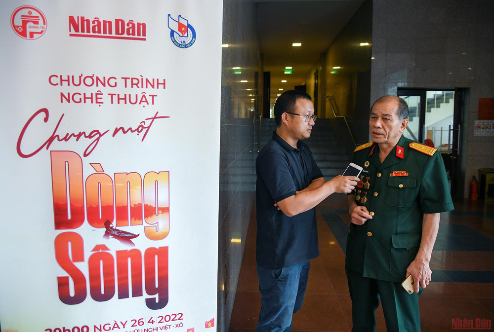 Phóng viên Báo Nhân Dân phỏng vấn ông Đào Chí Thành, cựu chiến binh tham gia chiến đấu tại Quảng Trị năm 1972. (Ảnh: THÀNH ĐẠT) Tổng duyệt Chương trình “Chung một dòng sông” -0