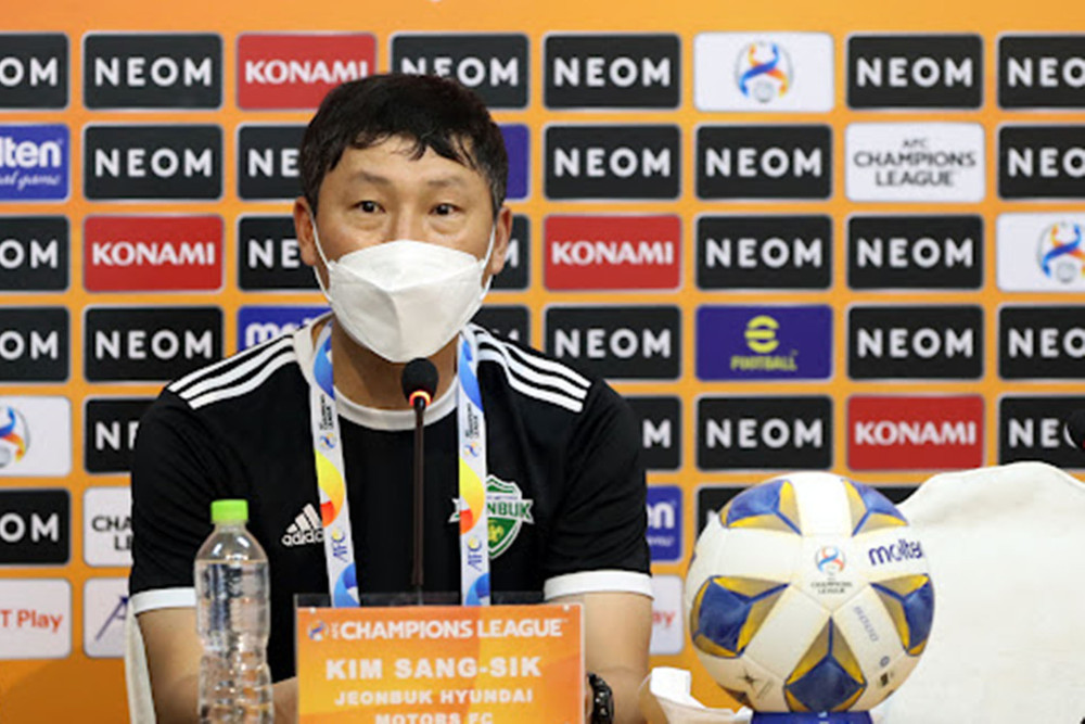 Huấn luyện viên Kim Sang-sik trả lời báo giới và truyền thông. (Ảnh: VFF) HLV Kiatisak: “Tôi tự hào về các học trò” -0