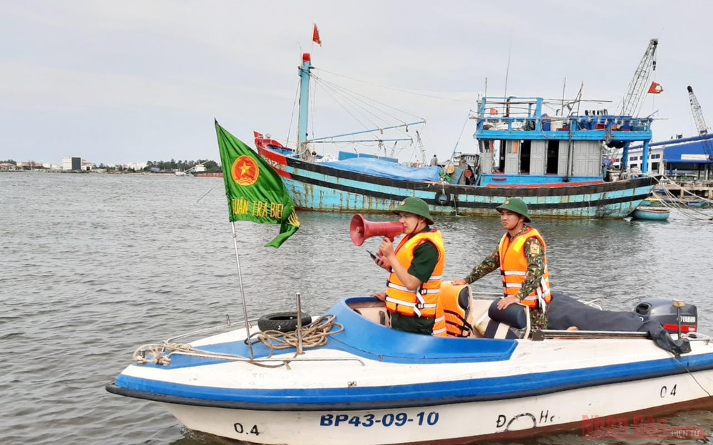 Bộ đội biên phòng Quảng Nam dùng loa cảnh báo tàu thuyền tránh bão số 9. 