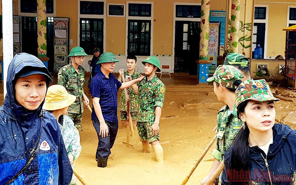 Lực lượng vũ trang giúp Trường Mầm non Hướng Việt dọn vệ sinh đang nghe lời thăm hỏi, động viên của lãnh đạo tỉnh Quảng Trị. Quảng Trị lần đầu tiếp cận được xã vùng lũ bằng đường ô tô -0