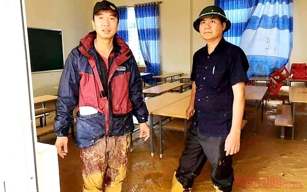 Chủ tịch UBND tỉnh Quảng Trị Võ Văn Hưng vào từng phòng học của Trường TH-THCS Hướng Việt để kiểm tra hậu quả lũ lụt. qt3-1603806404546.jpg