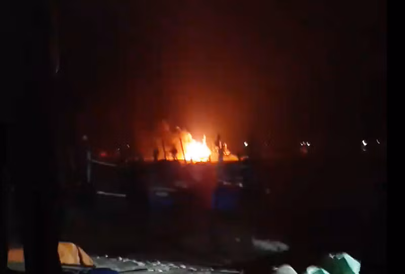 Tàu cá bị cháy khi đang neo đậu trên bến ở xã Ngư Lộc, tỉnh Thanh Hóa.