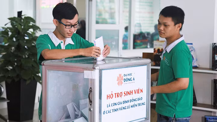 Sinh viên Trường đại học Đông Á chung tay đóng góp ủng hộ các bạn bị ảnh hưởng do bão lụt ở miền trung.