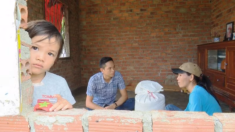 Chị Hoàng Thị Kim Điền, tổ dân phố 1, thị trấn Ea T’ling, Cư Jút, Đắk Nông cho biết, chỉ nhận được 30kg trong tổng số 105kg gạo theo định mức được nhận. 