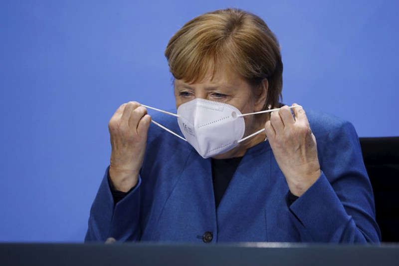 Thủ tướng Merkel trong cuộc họp báo diễn ra tại Berlin, ngày 28-10. (Ảnh: AP) Vì sao số ca tử vong trong hai làn sóng Covid-19 tại châu Âu chênh lệch đáng kể? -0