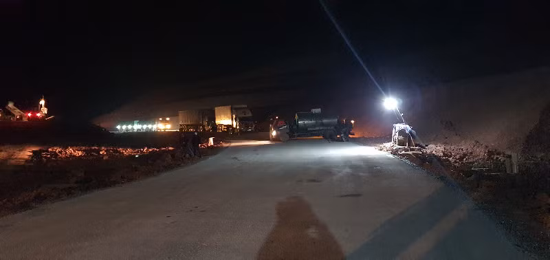 Lực lượng thi công làm việc ca đêm để rút ngắn thời gian hoàn thành đoạn đường.