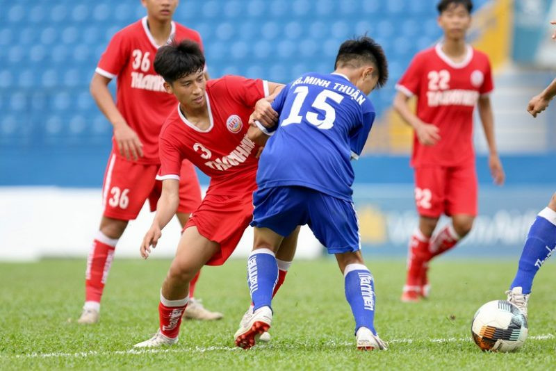 U19 Bình Định (áo xanh) chỉ chống đỡ được khoảng 30 phút đầu. Vòng chung kết U19 Quốc gia 2021: PVF thắng đậm Topenland Bình Định 3-0 -0