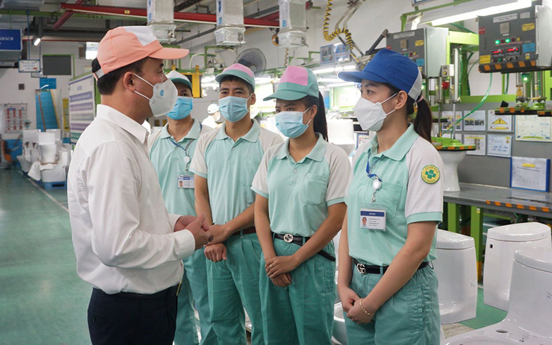 Tổng Giám đốc Bảo hiểm xã hội Việt Nam Nguyễn Thế Mạnh kiểm tra việc thực hiện Nghị quyết số 116 cho người lao động (Ảnh: VSS) Hơn 45 nghìn tỷ đồng hỗ trợ người lao động và người sử dụng lao động -0