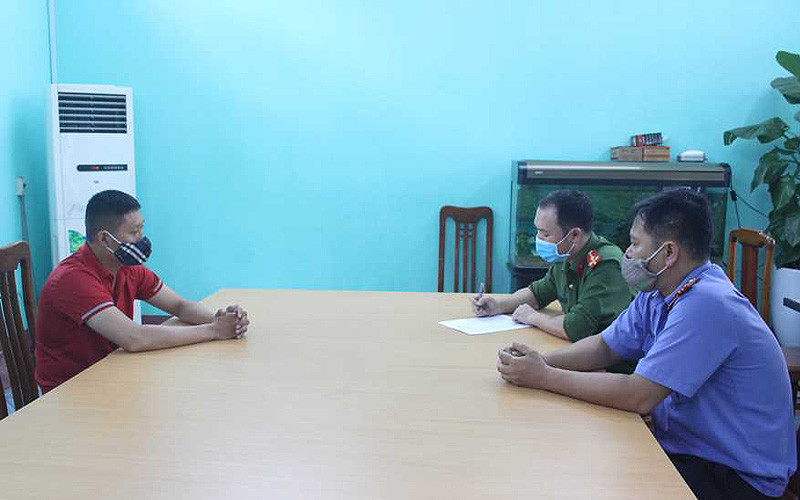 Đối tượng Lê Văn Mạnh tại cơ quan công an Xử lý nghiêm các đối tượng lợi dụng dịch Covid-19 để trục lợi -0