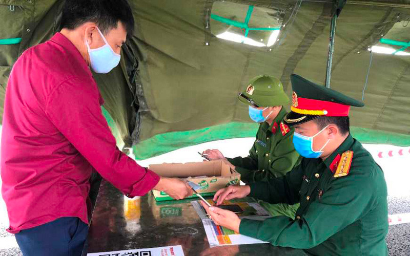 Công an thị xã Quảng Yên phối hợp với lực lượng chức năng hướng dẫn người dân khai báo y tế khi qua chốt kiểm soát Xử lý nghiêm các đối tượng lợi dụng dịch Covid-19 để trục lợi -0
