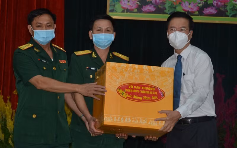 Đồng chí Võ Văn Thưởng, Ủy viên Bộ Chính trị, Thường trực Ban Bí thư tặng quà cho Sư đoàn 9.