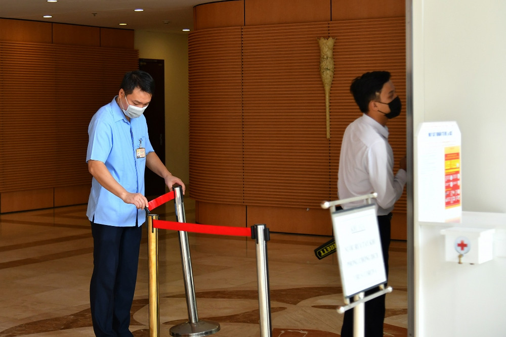 Lực lương an ninh chuẩn bị các phương án phòng, chống dịch Covid-19 cũng như kiểm tra an ninh phóng viên trước khi vào khu vực Trung tâm Báo chí kỳ họp thứ nhất được tổ chức tại Trụ sở Văn phòng Quốc hội (22 Hùng Vương). Bảo đảm phòng dịch khi tác nghiệp tại Kỳ họp thứ nhất Quốc hội khóa XV -0