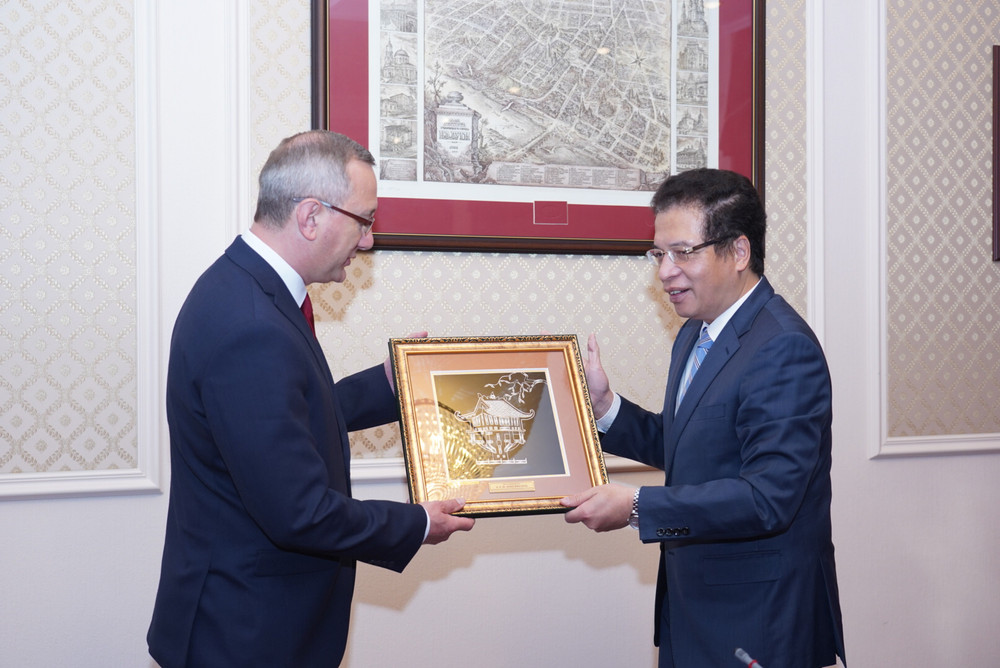 Đại sứ Đặng Minh Khôi tặng Thống đốc Vladislav Shapsha bức tranh Chùa Một cột. (Ảnh: THANH THỂ) Tăng cường hợp tác giữa Việt Nam và tỉnh Kaluga (LB Nga) -0