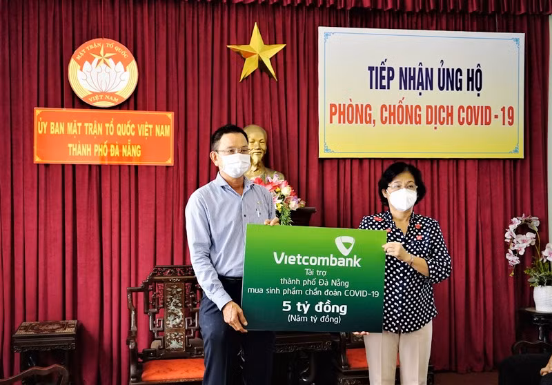 Đại diện Vietcombank, ông Nguyễn Quang Việt – Giám đốc Vietcombank Đà Nẵng trao tặng số tiền 5 tỷ đồng, hỗ trợ TP Đà Nẵng mua sinh phẩm chẩn đoán Covid-19.