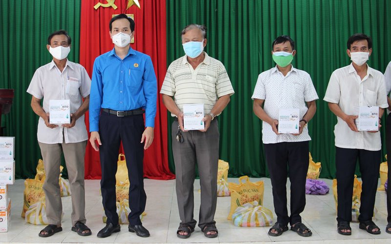 Trao nước sát khuẩn, khẩu trang cho Tổ công nhân tự quản khu nhà trọ. Hỗ trợ người lao động gặp khó khăn -0