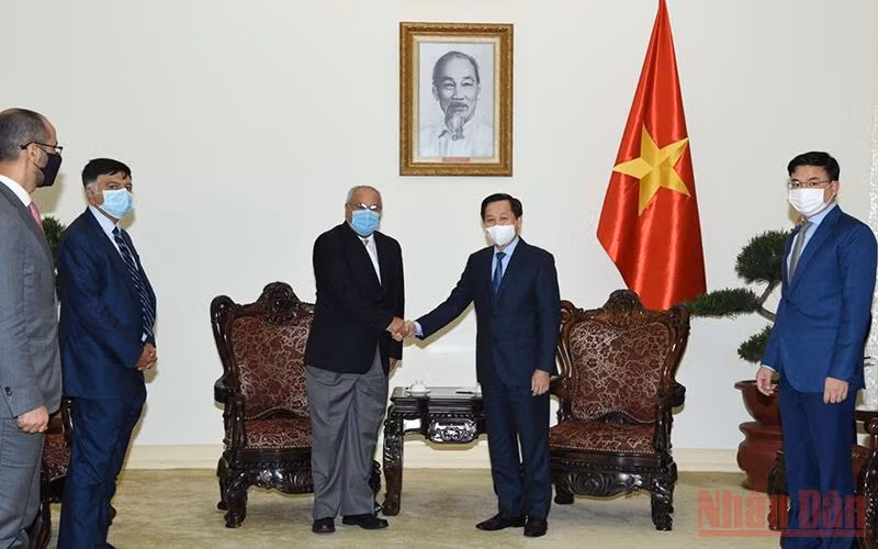 Phó Thủ tướng Lê Minh Khái tiếp ông Mohammad Abdullateef M A Alfares, Bộ trưởng Dầu mỏ Kuwait. (Ảnh: TRẦN MẠNH)