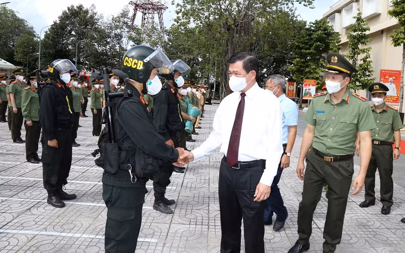 Bí thư Tỉnh ủy Đồng Nai Nguyễn Hồng Lĩnh thăm hỏi, động viên cán bộ, chiến sĩ Công an tỉnh. 