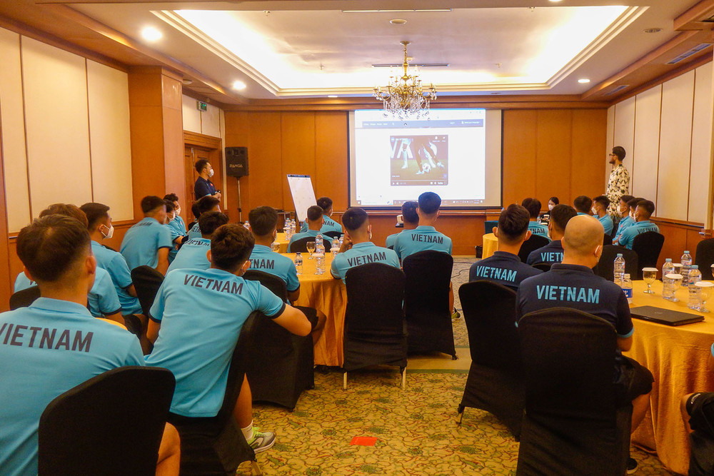 Các thành viên đội tuyển U19 Việt Nam nghe phổ biến về phòng chống tiêu cực trong bóng đá. U19 Việt Nam tham quan sân thi đấu, nghe phổ biến về phòng chống tiêu cực trong bóng đá -0