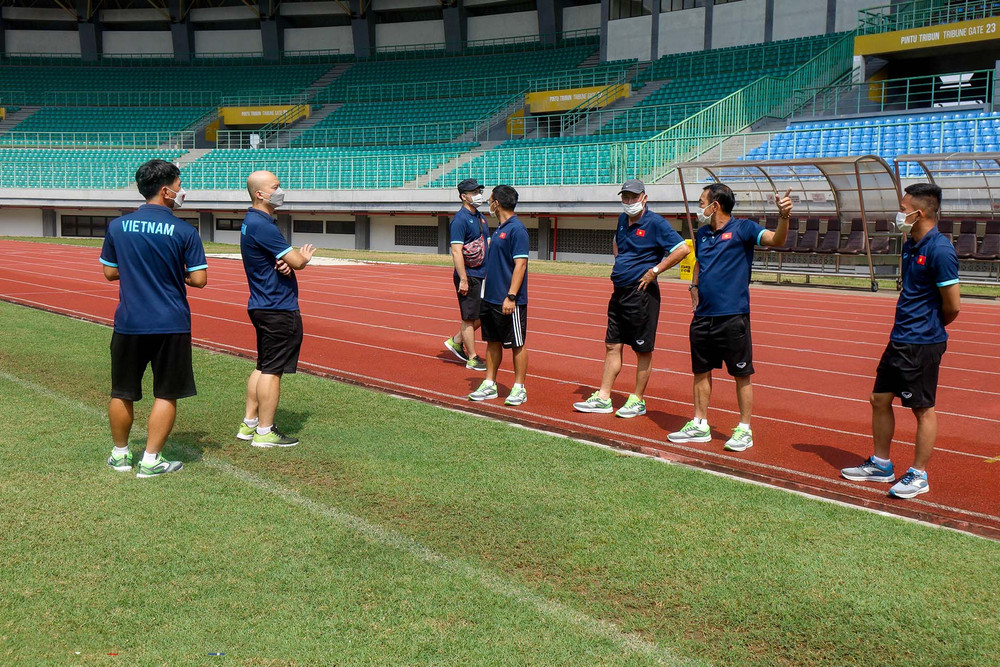 Ban huấn luyện quan sát kỹ không gian thi đấu. U19 Việt Nam tham quan sân thi đấu, nghe phổ biến về phòng chống tiêu cực trong bóng đá -0