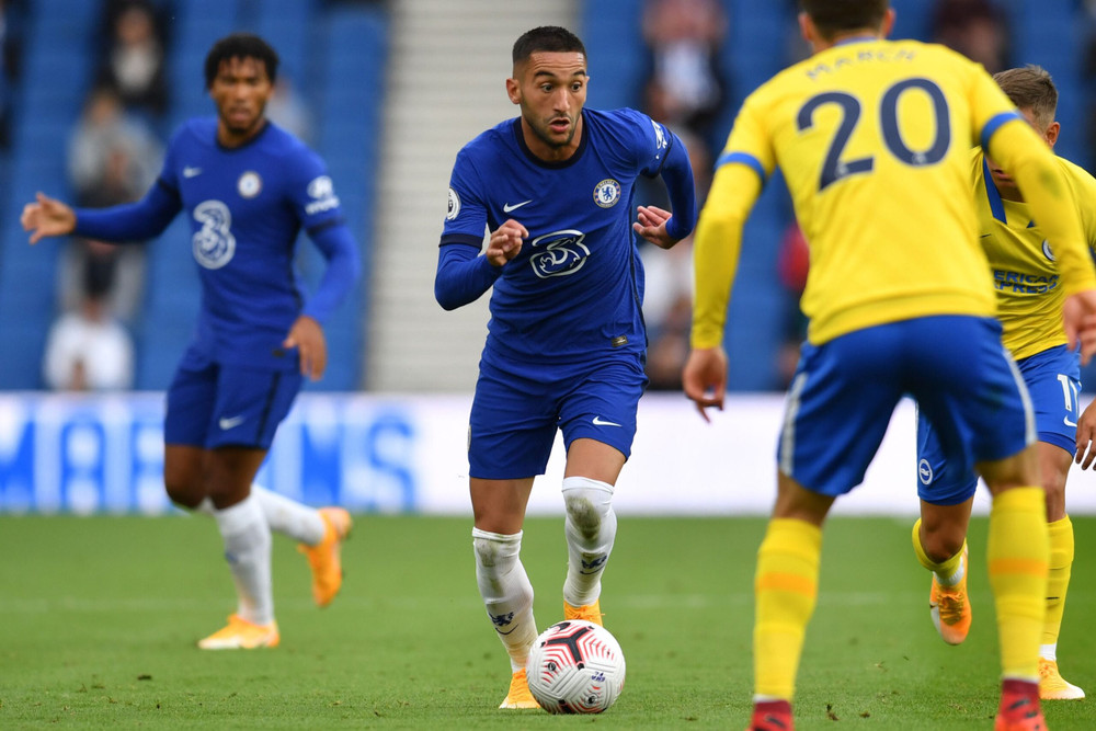 Hakim Ziyech cầm bóng trong trận giao hữu với chính Brighton & Hove Albion. (Ảnh: ES)