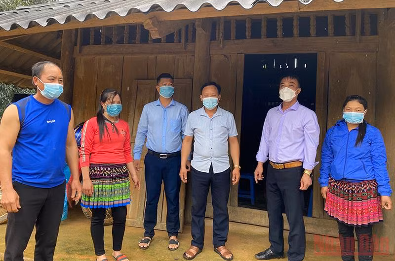 Cán bộ xã Ẳng Cang, huyện Mường Ảng, tỉnh Điện Biên thường xuyên xuống cơ sở nắm tâm tư, nguyện vọng người dân.