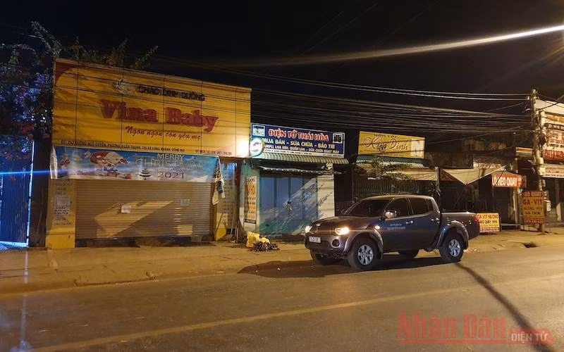 Lực lượng chức năng có mặt tại đường Ngô Quyền, TP Long Khánh, tỉnh Đồng Nai trong tối 4-5.