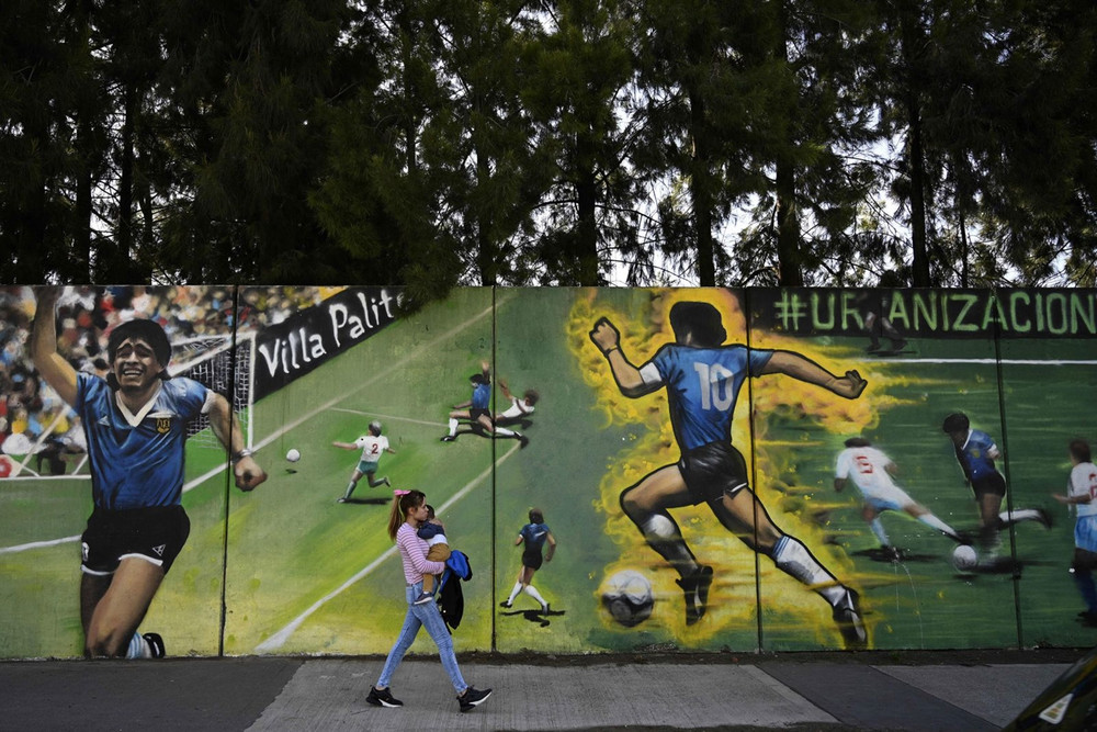 Hình ảnh Maradona trên bức tường tại TP San Justo, Argentina, tháng 10-2020. (Ảnh: Getty Images) Cuộc đời và sự nghiệp của huyền thoại Maradona qua ảnh -0