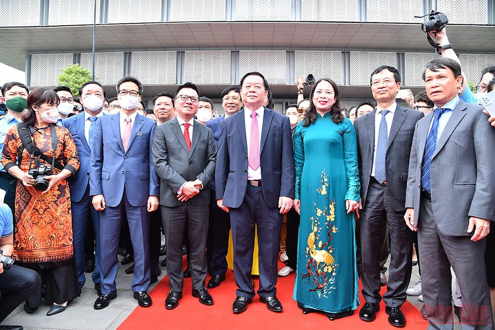 Các đồng chí lãnh đạo Đảng, Nhà nước cùng các đại biểu tham quan triển lãm các gian trưng bày tại Hội Báo toàn quốc năm 2022. Hội báo Toàn quốc 2022: Hướng tới nền báo chí đoàn kết, chuyên nghiệp, hiện đại, nhân văn -6