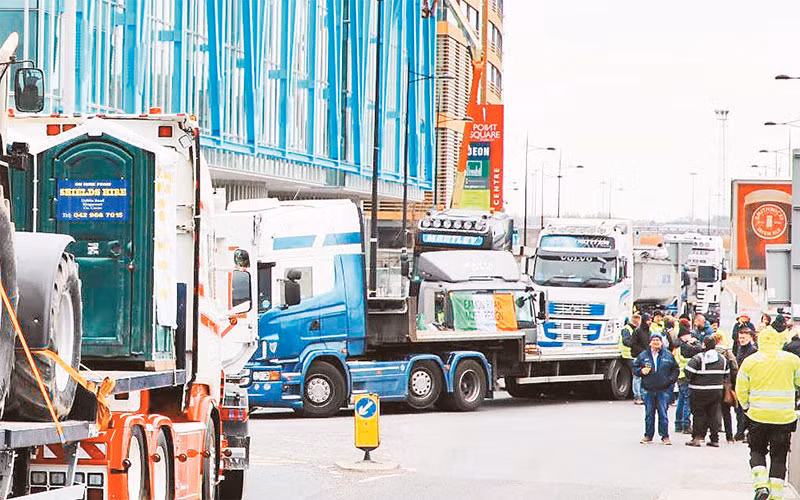 Lái xe tại Ireland kêu gọi chính phủ can thiệp giảm giá nhiên liệu. (Ảnh TÂN HOA XÃ) 