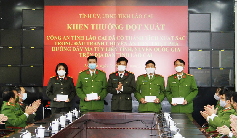 Khen thưởng các đơn vị tham gia phá án thành công. Bắt giữ 3 đối tượng và 40 bánh heroin -0