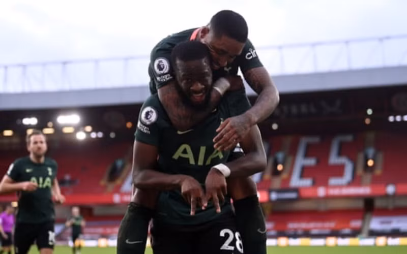 Ndombele (số 28) mừng bàn thắng tuyệt đẹp cho Tottenham.