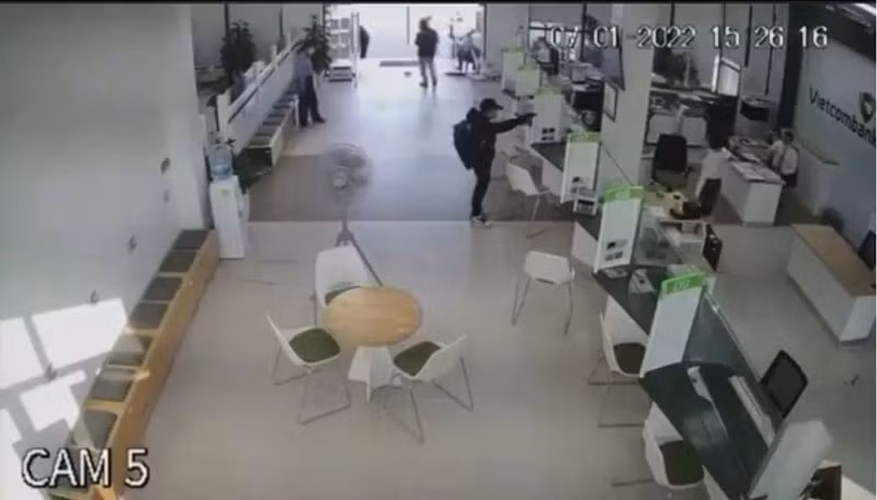 Hình ảnh tên cướp trong phòng giao dịch ngân hàng được camera ghi lại.