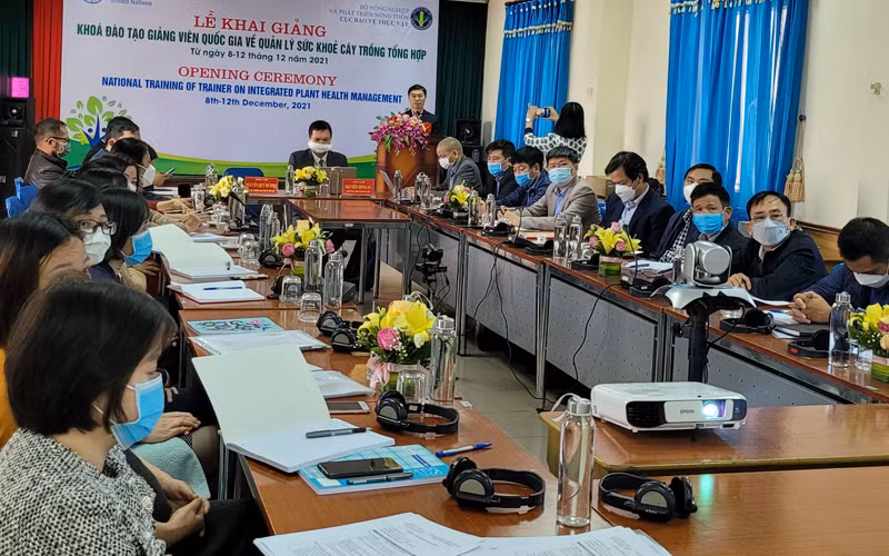 Phó Cục trưởng Bảo vệ thực vật Nguyễn Quý Dương phát biểu tại lễ khai giảng.