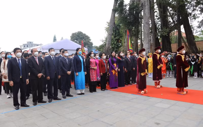 Các đại biểu dự lễ dâng hương Quốc mẫu Tây Thiên.