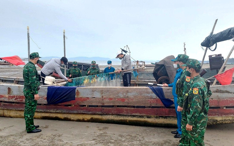 Cán bộ, chiến sĩ Ðồn Biên phòng Trà Cổ tuần tra và tuyên truyền cho người dân phường Trà Cổ nâng cao ý thức cảnh giác phòng, chống tội phạm. Mô hình an ninh tự quản ở vùng cao biên giới -0