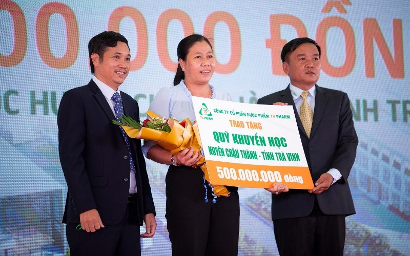 Đại diện TV.Pharm trao tặng Quỹ học bổng khuyến học trị giá 500 triệu đồng cho huyện Châu Thành. Trà Vinh khởi công khu dược phẩm công nghệ cao 650 tỷ đồng -0
