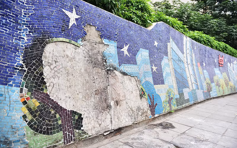 Nhiều đoạn của Con đường gốm sứ nhếch nhác, bẩn thỉu.