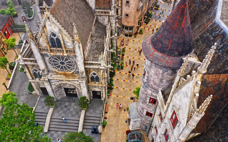 Công viên chủ đề Sun World Ba Na Hills chính thức đi vào khai thác vào năm 2009 