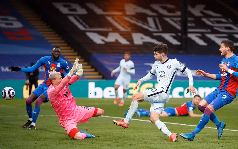 C. Pulisic (áo trắng) lập cú đúp trong chiến thắng 4-1 của Chelsea.