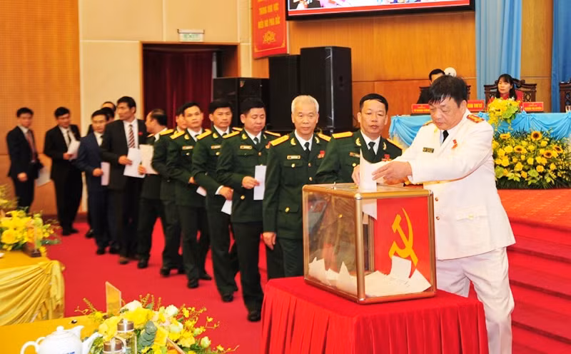 Đại biểu bỏ phiếu bầu Đoàn đại biểu đi dự Đại hội đại biểu toàn quốc lần thứ XIII của Đảng.      