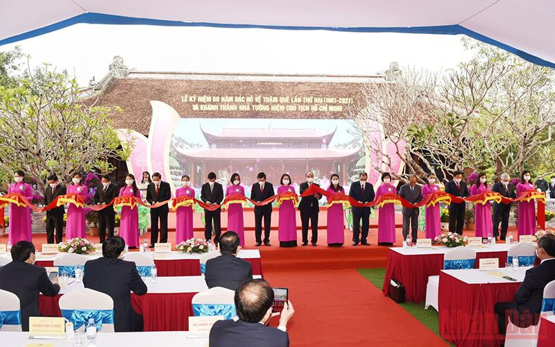 Chủ tịch nước Nguyễn Xuân Phúc và các đại biểu cắt băng khánh thành Nhà tưởng niệm Chủ tịch Hồ Chí Minh. Chủ tịch nước Nguyễn Xuân Phúc dự Lễ kỷ niệm 60 năm Bác Hồ về thăm quê lần thứ 2 -0