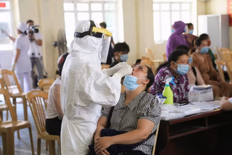 Lấy mẫu xét nghiệm F1, F2 liên quan ca nhiễm Covid-19 ở TP Lào Cai, phát hiện chiều 17-6.