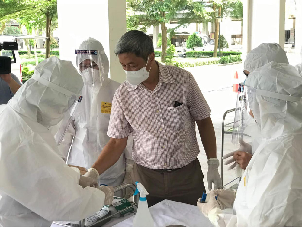 Các cơ sở tiêm chủng vaccine phòng Covid-19 phải bảo đảm tiêu chuẩn về cơ sở vật chất, trang thiết bị và nhân lực. Việt Nam đặt mục tiêu đạt miễn dịch cộng đồng vào cuối năm 2021, đầu năm 2022 -0