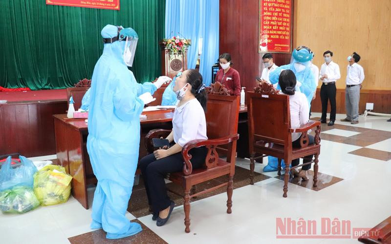 Tập trung lấy mẫu xét nghiệm truy vết tại nhiều địa phương có ca dương tính với Covid-19.