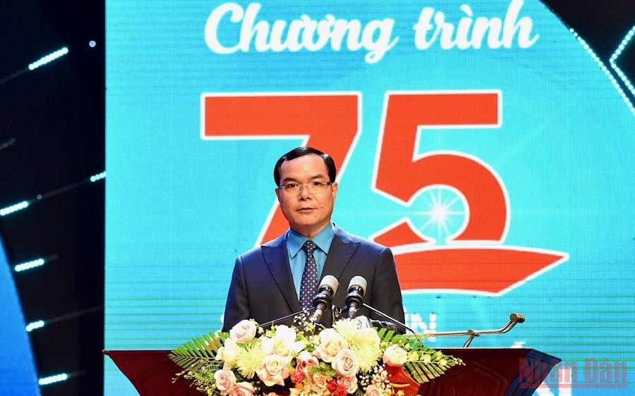 Chủ tịch Tổng Liên đoàn Lao động Việt Nam Nguyễn Đình Khang phát biểu khai mạc buổi lễ. (Ảnh: TRẦN HẢI). Tôn vinh 75 nghìn sáng kiến, vượt khó, phát triển -0