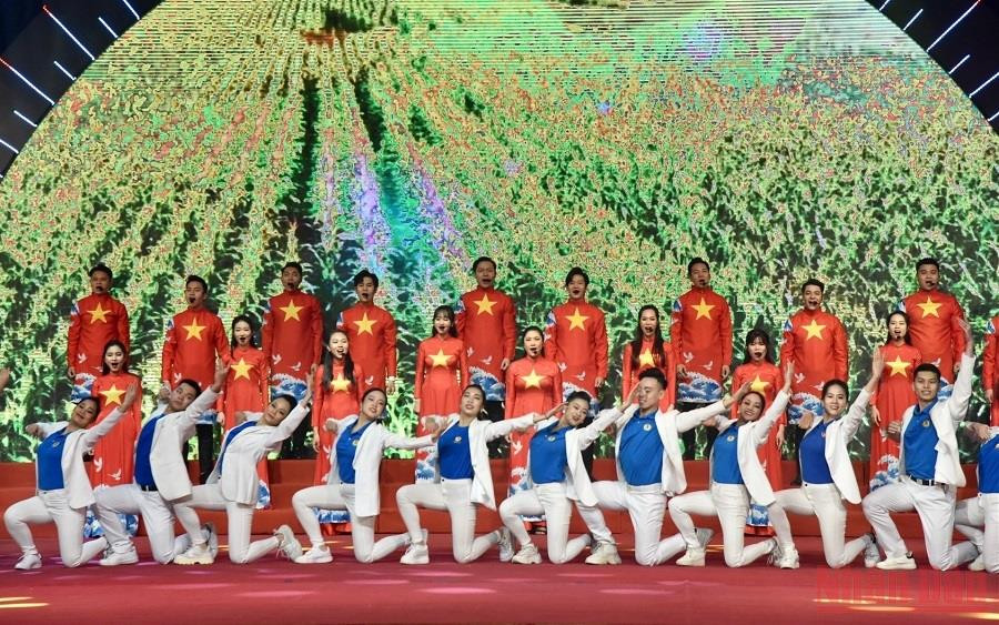 Chương trình nghệ thuật tại lễ tuyên dương. (Ảnh: TRẦN HẢI). Tôn vinh 75 nghìn sáng kiến, vượt khó, phát triển -0