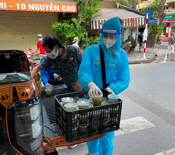 CLB xe bán tải Hà Nội cùng các nghệ sĩ tình nguyện chuyển các suất ăn miễn phí đến người nghèo. Ấm lòng những suất cơm nghĩa tình -1