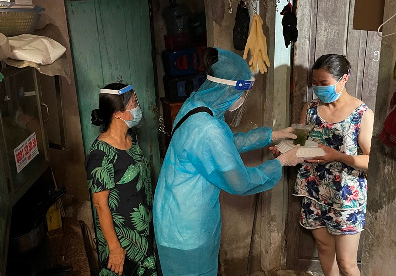 Hoa hậu Việt Nam năm 2020 Đỗ Thị Hà chuyển suất ăn đến một người dân nghèo tại phố Đội Cấn. Ấm lòng những suất cơm nghĩa tình -0