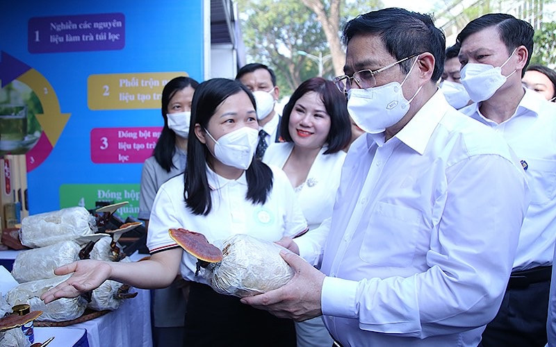 Thủ tướng Phạm Minh Chính tham quan các gian hàng khởi nghiệp tại Ngày hội. Phát huy tối đa nguồn nhân lực, thúc đẩy mạnh mẽ khởi nghiệp sáng tạo -0