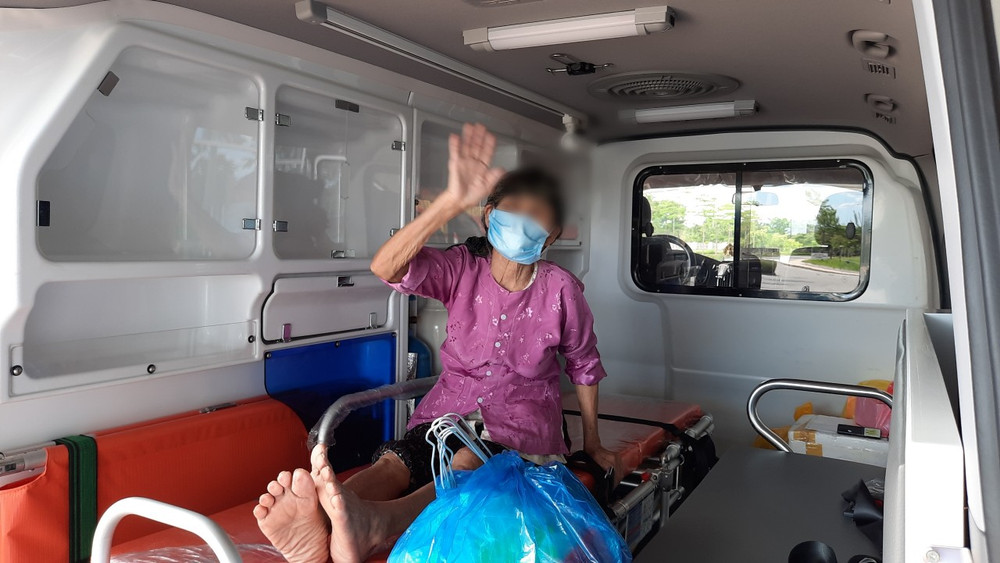 Cụ bà 79 tuổi ở Chương Mỹ, Hà Nội cũng được xuất viện chiều nay. Sau 34 ngày hồi sức, bệnh nhân nguy kịch đã được xuất viện -0